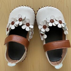 Leather shoes for baby girls